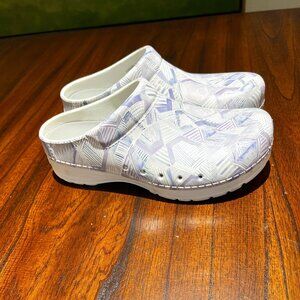Dansko Kane Mule – Geometric White/Light Blue/Purple – EU 38 (US W8)